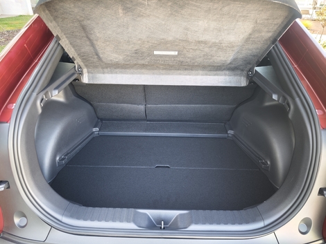 Le volume de coffre est inférieur à la moyenne de la catégorie, avec 416 litres seulement. La concurrence offre 100 à 130 litres de plus, facile. Un rangement sous plancher peut accueillir les câbles de recharge.