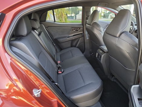 Les places arrière sont moyennes, sans plus, et adaptées pour des passagers jusqu’à 1,80 m. On y trouve deux prises USB-C pour recharger, c’est aujourd’hui indispensable.