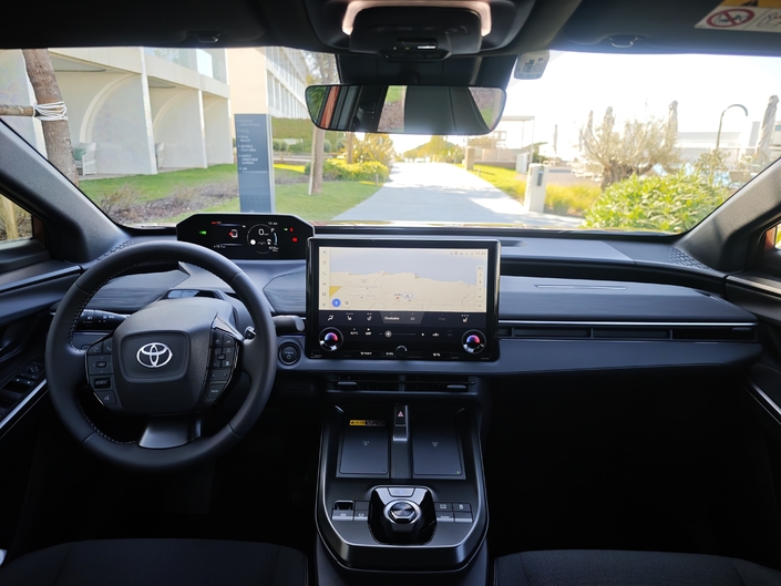 L’habitacle est sombre, très sombre. Beaucoup de plastiques noirs et gris, et seul l’éclairage d’ambiance 64 couleurs peut égayer l’ambiance, mais de nuit seulement. La qualité des matériaux est disparate, et l’ergonomie franchement critiquable, avec l’instrumentation au-dessus du volant.