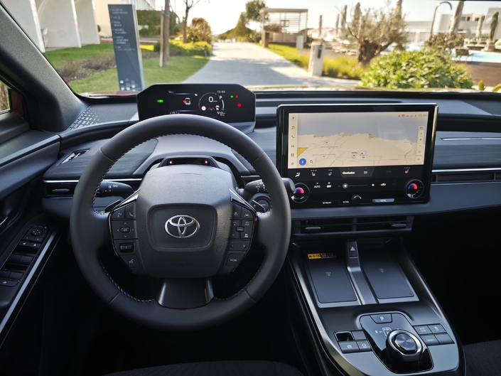 Si l’on règle le volant pas trop bas, la jante cache une partie des informations du combiné 7 pouces en position haute.