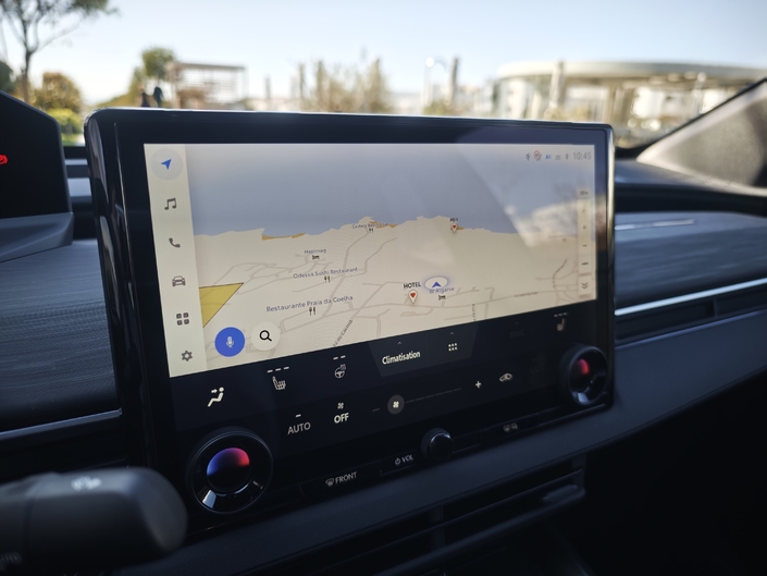 Le grand écran tactile de 14 pouces utilise évidemment le dernier système multimédia de Toyota. Il est rapide, fluide, et beaucoup plus simple qu’avant, mais presque trop dépouillé et dépourvu d’application et de divertissement. Vous allez dire qu’on se plaint tout le temps…