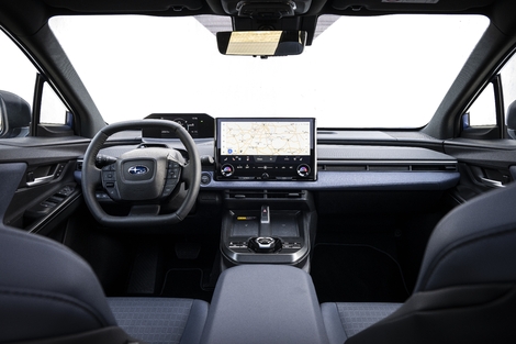 La planche de bord est très proche de celle du Solterra. À noter que la jante du volant peut cacher le combiné, comme dans une Peugeot.