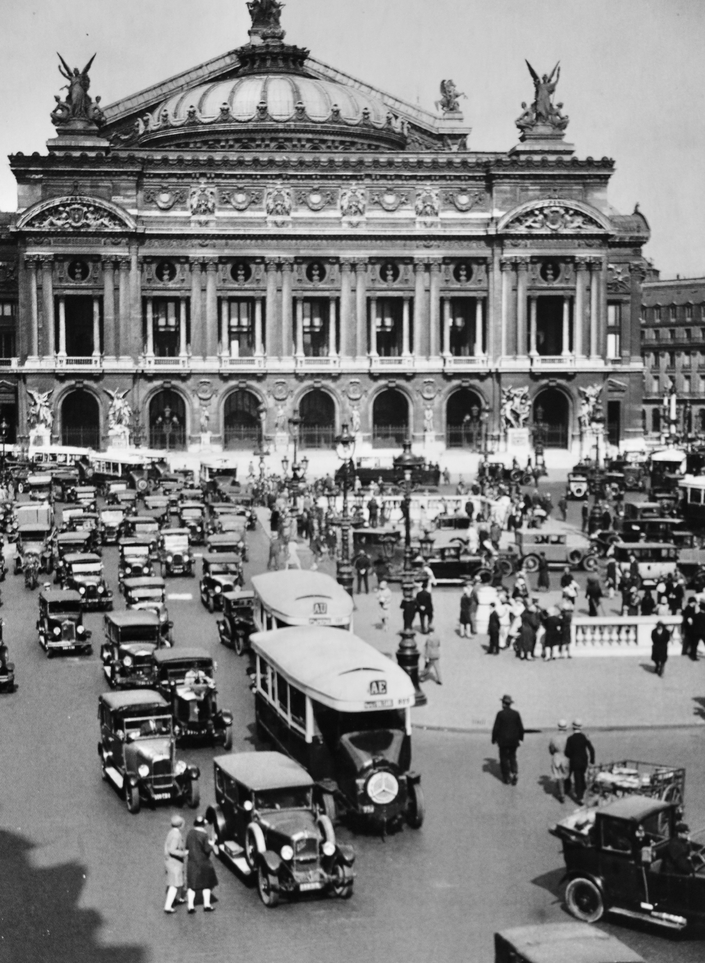 Place de l’Opéra dans les années 1920, les bus se passent de voie dédiée.