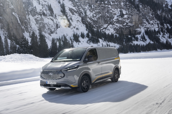 Le Ford E-Transit Custom AWD est un fourgon électrique qui passe (presque) partout