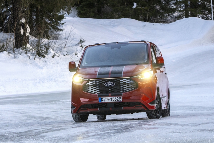 Le Ford E-Transit Custom AWD est un fourgon électrique qui passe (presque) partout