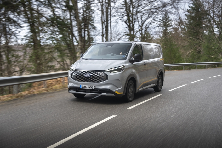 Ce Custom particulier n’a pas de concurrent, à l’exception, avec une technologie différente, du Volkswagen ID Buzz Cargo 4 Motion.