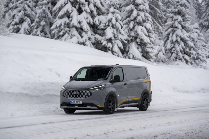 Le Ford E-Transit Custom AWD est un fourgon électrique qui passe (presque) partout