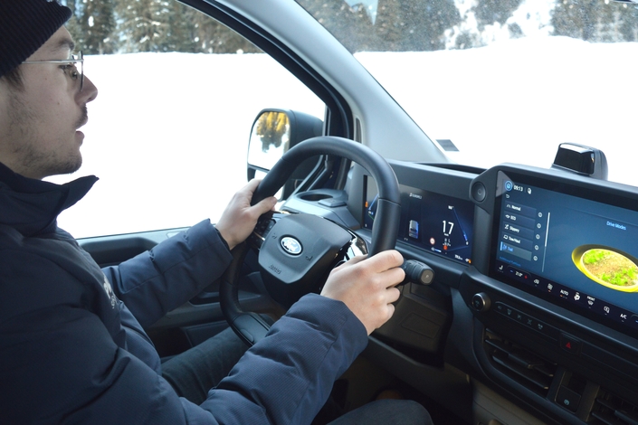 Avec le mode de conduite adapté, ce Custom se joue des conditions difficiles.