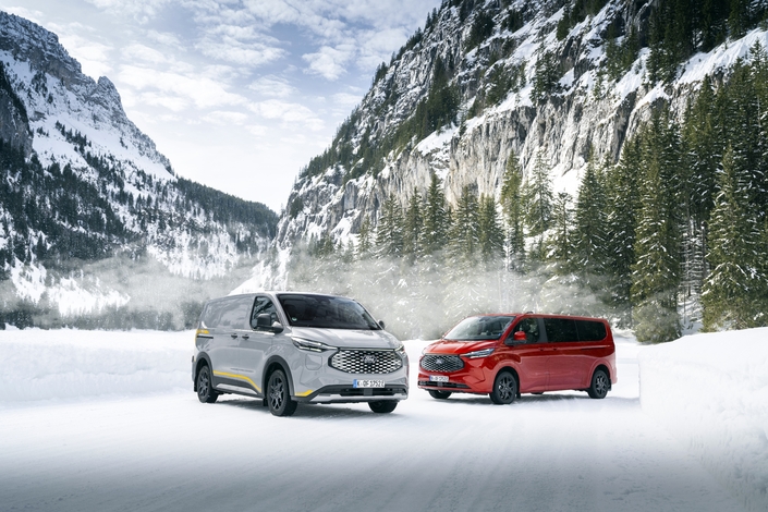 Ce Ford E-Transit AWD est aussi proposé en version Tourneo, destiné au transport de personnes.