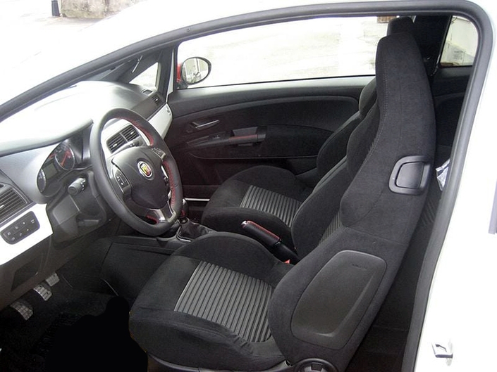 L'Abarth Grande Punto jouit d'excellents sièges et d'une présentation sympa, mais la finition laisse à désirer.