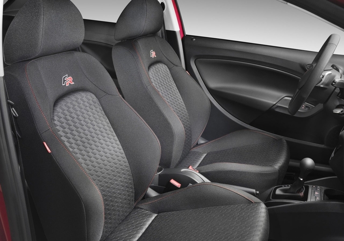 Jolis sièges pour la Seat Ibiza FR, mais la présentation reste bien terne. Heureusement, la finition est sérieuse.