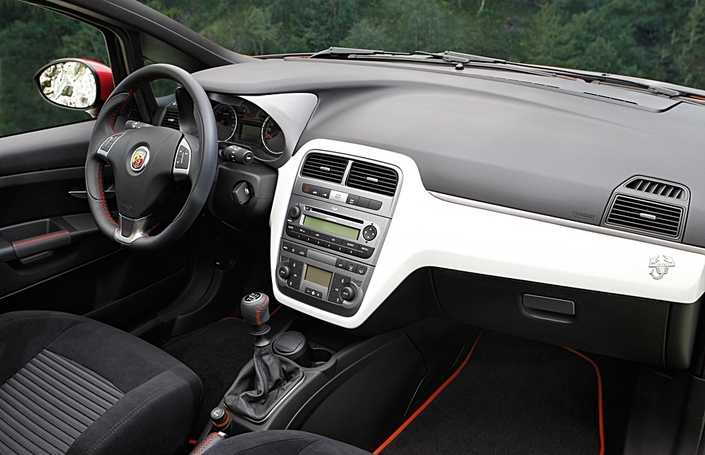 Tableau sympa pour la Grande Punto, signalée par une bande blanche transversale.