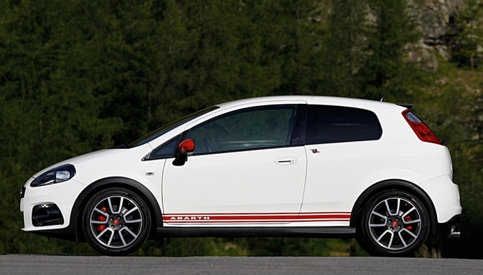 En Abarth, la Grande Punto se pare de boucliers, de jantes et d'extensions d'ailes spécifiques : impossible de la confondre. Ici en 2008.