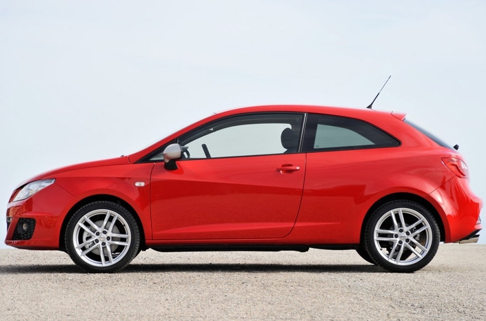 En 3 portes, la Seat Ibiza se donne des airs de coupé, et se dénomme SC. En FR, elle se distingue peu des autres versions. Il faut repérer les rétros argentés par exemple.
