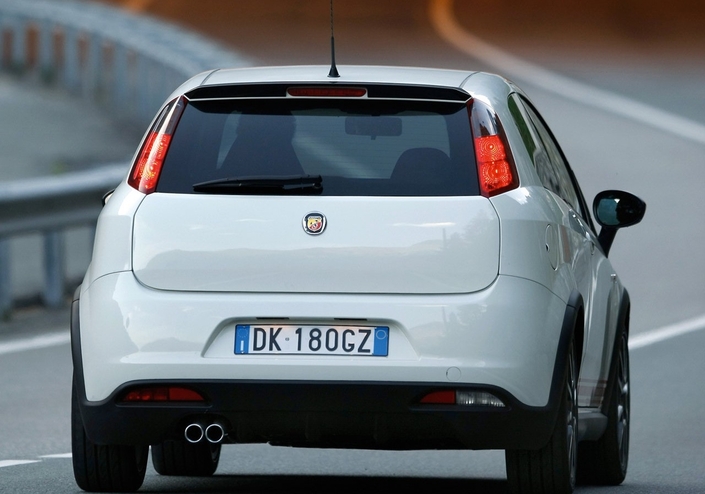 La double sortie d'échappement signale la puissance accrue de l'Abarth Grande Punto.