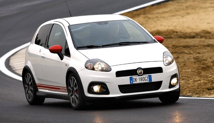 La conduite de l'Abarth Grande Punto est dominée par le peps du moteur, moins performant qu'il n'en a l'air. Le comportement est sûr et plutôt efficace.