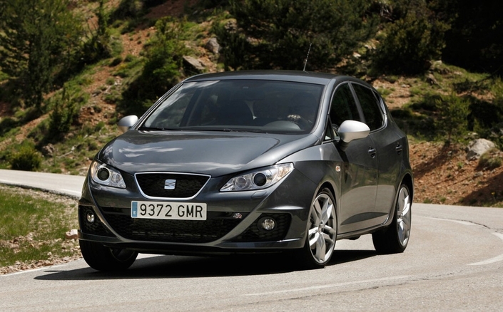 A l'inverse de l'Abarth, l'Ibiza FR lisse les sensations, de sorte qu'elle marche plus fort qu'elle n'en donne l'impression. Le comportement et la boîte sont lissés mais efficaces.