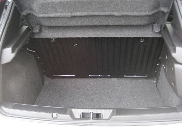 Coffre de 275 l pour l'Abarth Grande Punto, donc dans la bonne moyenne sans plus. Par ailleur, la banquette en deux parties reste en option.