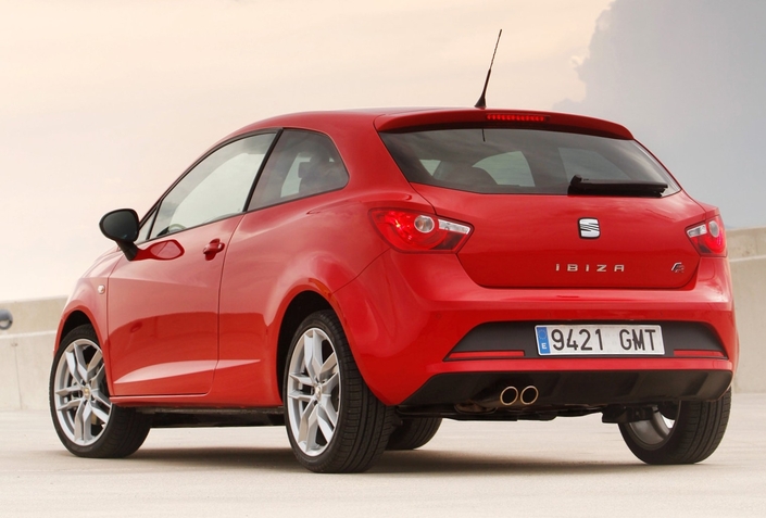 Même vue de l'arrière, la Seat Ibiza FR se différencie peu des autres. Mais elle aussi a droit à une double sortie d'échappement. Ici en 2009.
