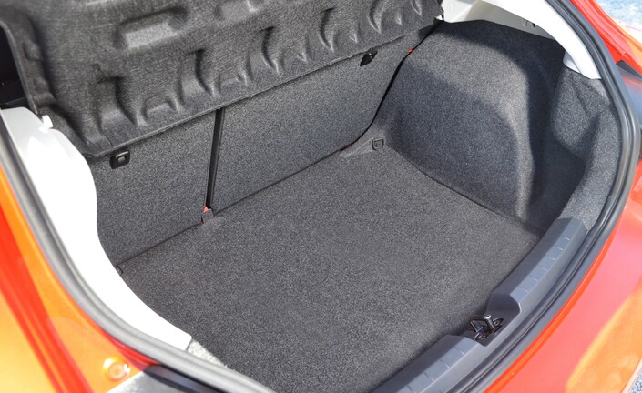La Seat Ibiza FR accueille 284 l de bagages, et offre en série la banquette en deux parties.