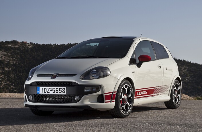 En 2010, l'Abarth Grande Punto devient Punto Evo et adopte un moteur à distribution Multiair, développant 165 ch.
