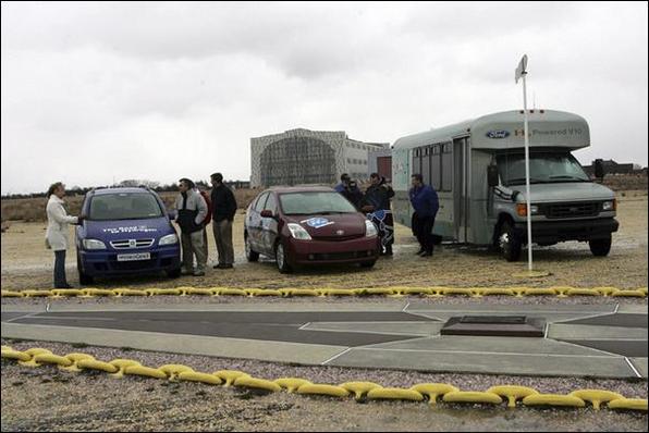 Sur les lieux de l'écrasement du Hindenburg, l'HydroGen3 de GM, une Prius de Toyota et une navette Ford E-450 