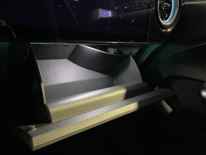 La boîte à gants, certes éclairée, se contente d’un volume rikiki.