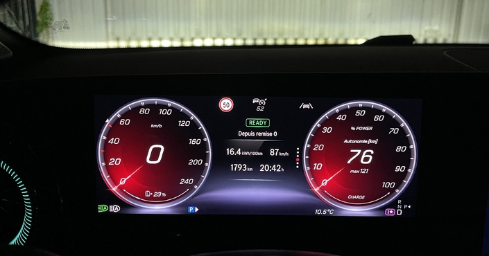 Le tableau tout écran se signale par un design relativement simple et une ergonomie plutôt bien pensée.