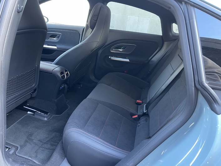 A l’arrière, les passagers sont bien assis dans la Mercedes CLA 200, mais l’espace aux jambes demeure très moyen.