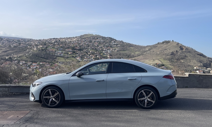 Cx remarquable de 0.21 pour la Mercedes CLA 200 EQ, mais les jantes de 18 du pack AMG Line engendrent une légère hausse de la consommation.