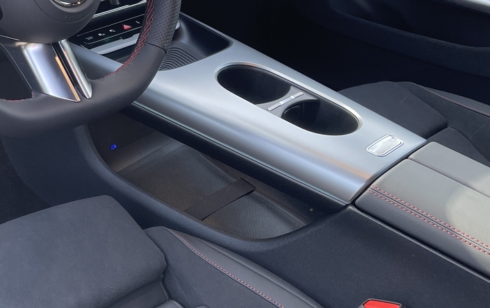 Les rangements centraux sont très pratiques, d’autant qu’ils comportent des prises USB C.