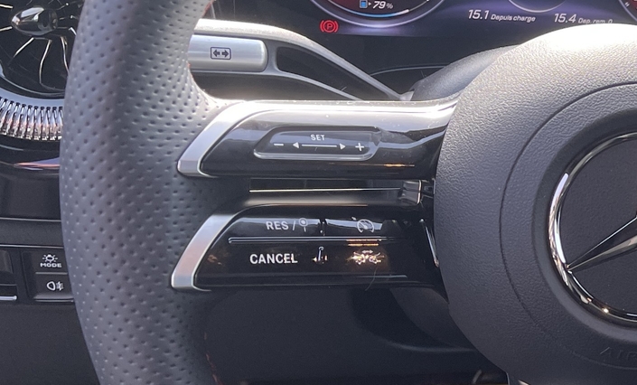 La commande de régulateur de vitesse, tactile, s’avère très agaçante à utiliser en raison de sa réactivité aléatoire.