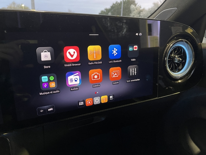 L’écran central, à la navigation facile, se révèle agréable à utiliser mais il faut obligatoirement passer par lui pour ajuster une clim à la régulation inconstante.