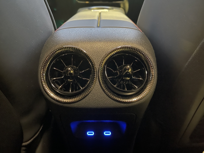 Les passagers arrière ont droit à des ouïes de climatisation, mais ne peuvent régler la température.