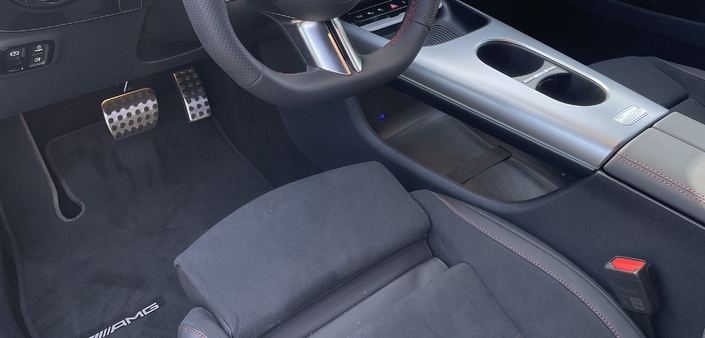 En AMG Line, la Mercedes CLA 200 EQ s’équipe de très confortables sièges à longueur d’assise réglable.