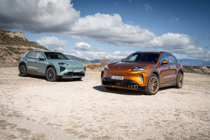 Oui, il est possible d’avoir son Cayenne Eletric en orange avec des jantes dorées…