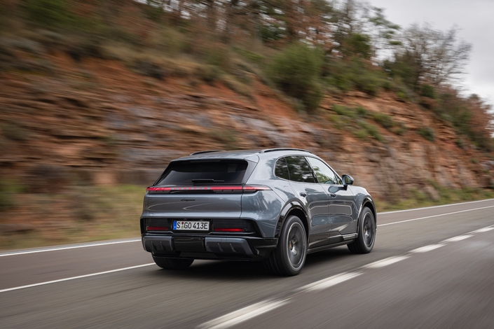 Le Cayenne Electric de base ne donne déjà pas l'impression de manquer de puissance avec ses 408 chevaux...