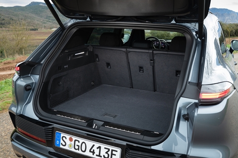 Le coffre arrière revendique 553 litres avec les sièges arrière en position normale.