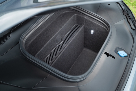 Il y a également un petit coffre additionnel de 90 litres sous le capot avant.