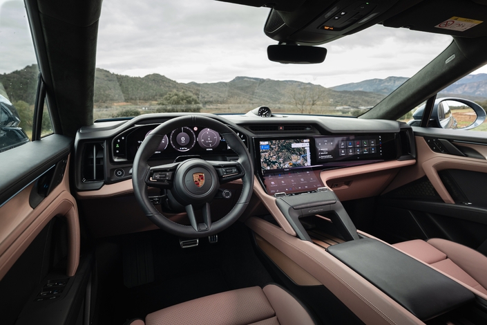 Ca fait beaucoup d’écrans, n’est-ce pas ? Celui du passager est optionnel, il coûte 1 968€.