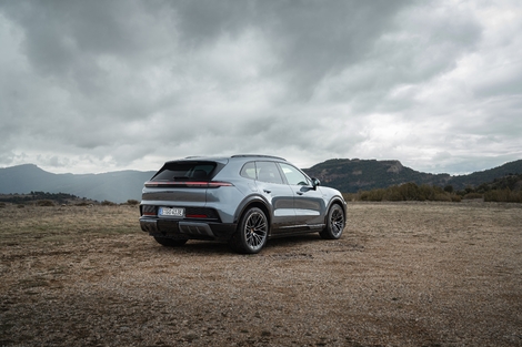 Notez les différences esthétiques entre le Cayenne Electric de base (dont le bouclier arrière est assez simple)…