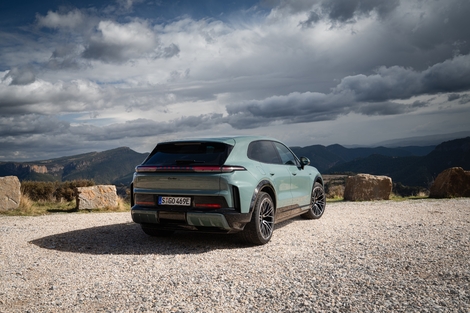 …Et la version Turbo disposant d’appendices aérodynamiques mobiles dans les côtés du bouclier arrière.