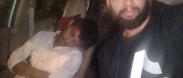 Insolite : le chauffeur Uber ivre s'évanouit, le client prend le volant.