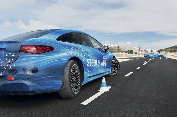 Les roues arrière de l’EQS sont directrices. L’association avec la direction électrique est particulièrement efficace.