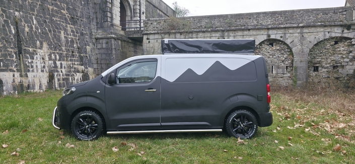 Une fois repliés, les panneaux solaires se cachent sur la galerie.