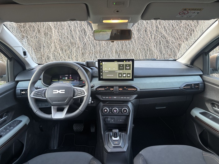 À défaut d’être raffiné, le mobilier est solidement fixé, et quelque peu égayé sur cette finition Extrême par des touches de suédine vert pastel et une touche de brun « cuivré » sur les aérateurs.