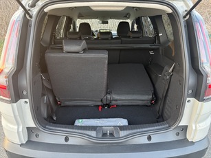 À six, le coffre peut suffire, d’autant que les strapontins s’ôtent, mais à sept, un coffre de toit peut s’imposer même s’il reste un peu de place.