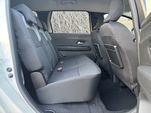 D’un seul tenant, l’assise de la banquette ne peut basculer pour faciliter l’accès au dernier rang. Les tablettes sont en série sur Extrême.