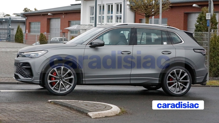 Le prototype gris est encore équipé d’un système de freinage provenant de chez Audi, pour le Volkswagen Tiguan R de série, les étriers de freins seront de couleur bleue.