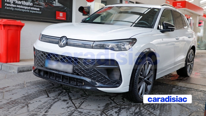 Avant de passer au tout électrique, le futur Volkswagen Tiguan R aura toujours droit à une motorisation thermique. Celle-ci devrait dépasser les 350 ch pour se démarquer du Volkswagen T-Roc R qui va afficher 333 ch. Ce prototype est proche de la série.